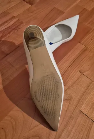 Zapatos blancos de tacón bajo