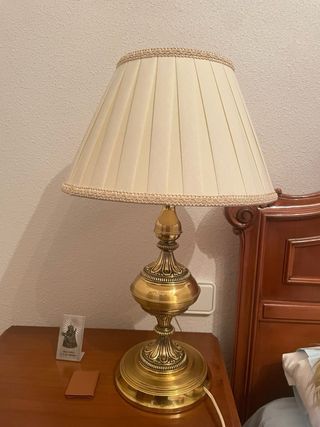 Lámpara de mesa dorada y beige