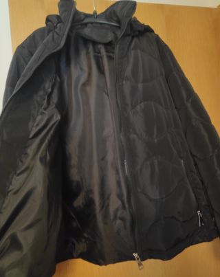 Chaqueta acolchada negra con capucha