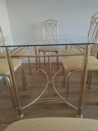 Mesa de cristal y 6 sillas doradas