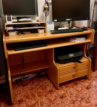 Scrivania con vassoio e cassetti