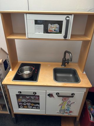 Cocinita de juguete IKEA. Se vende sin pegatinas.