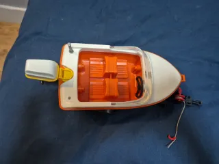 Barco de juguete con remolque