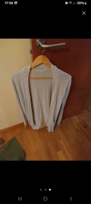 Conjunto de ropa: blusa verde y vaqueros