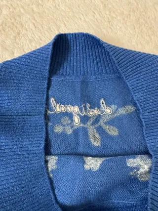 Jersey azul con estampado floral