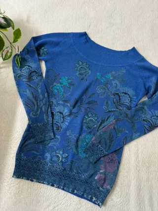 Jersey azul con estampado floral