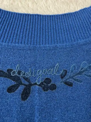 Jersey azul con estampado floral