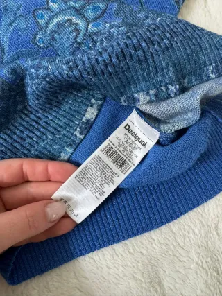 Jersey azul con estampado floral