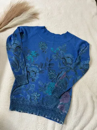 Jersey azul con estampado floral