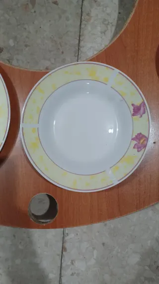 Vajilla de porcelana con flores