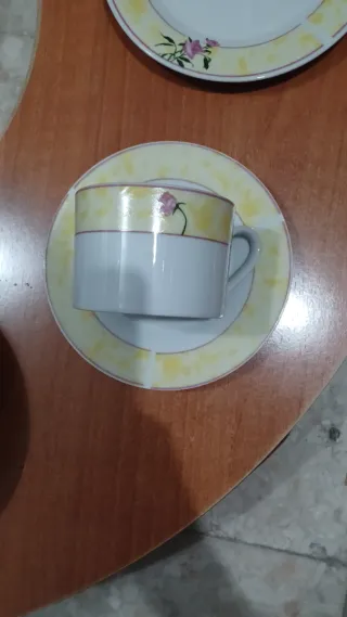 Vajilla de porcelana con flores