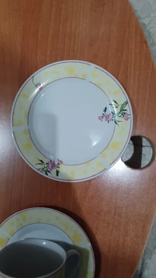 Vajilla de porcelana con flores