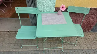 Tavolo e sedie da terrazzo in metallo