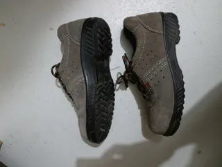 Zapatos de trabajo grises