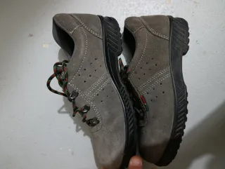 Zapatos de trabajo grises