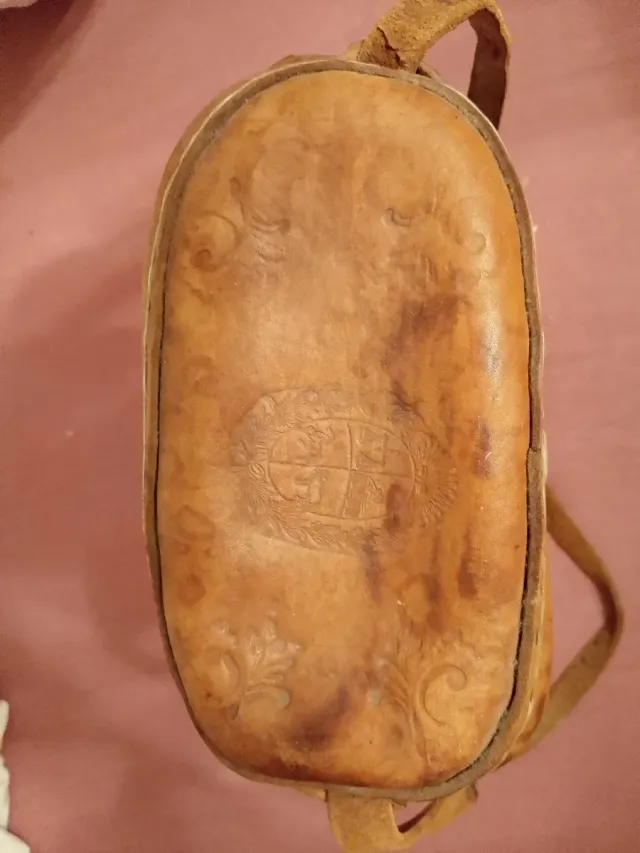 Matera artesanal de cuero con dibujo de ave