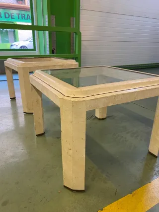 Mesa de centro de piedra y cristal