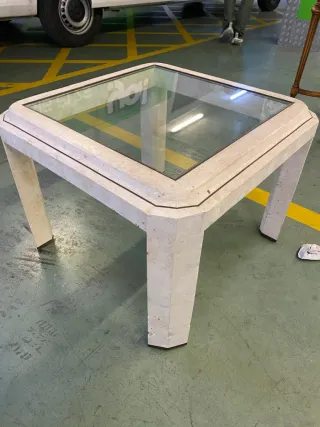 Mesa de centro de piedra y cristal