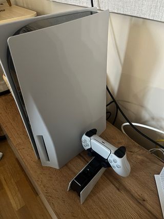 Playstation 5 con mando y juegos. NEGOCIABLE