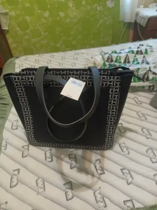 Bolso Tommy Hilfiger Negro y Multicolor