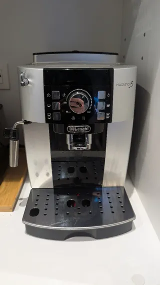 Cafetera DeLonghi Magnífica S averiada. P