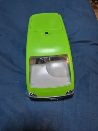 Coche de juguete verde