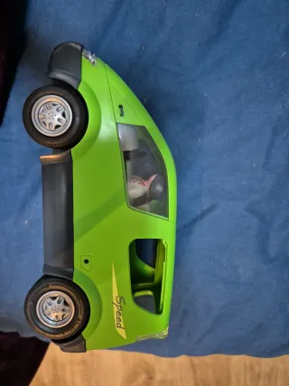 Coche de juguete verde