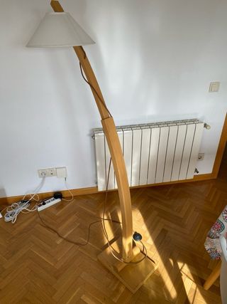 Lámpara de pie de madera con altura regulable