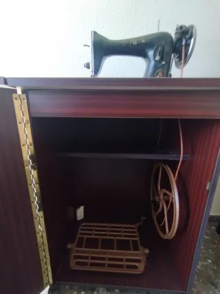 Máquina coser Alfa a pedal con mueble. En Valencia