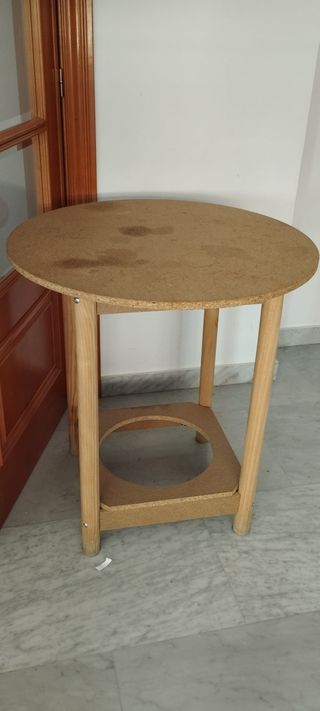 Mesa redonda de madera y corcho