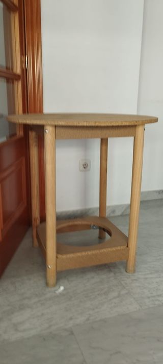 Mesa redonda de madera y corcho