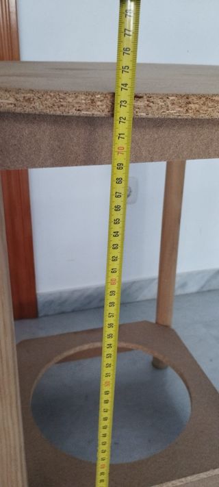 Mesa redonda de madera y corcho