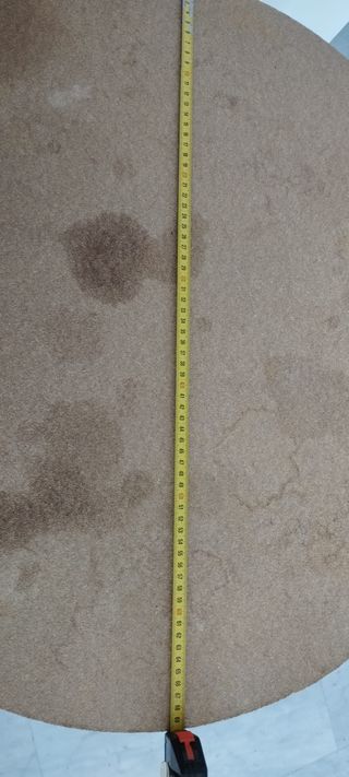 Mesa redonda de madera y corcho