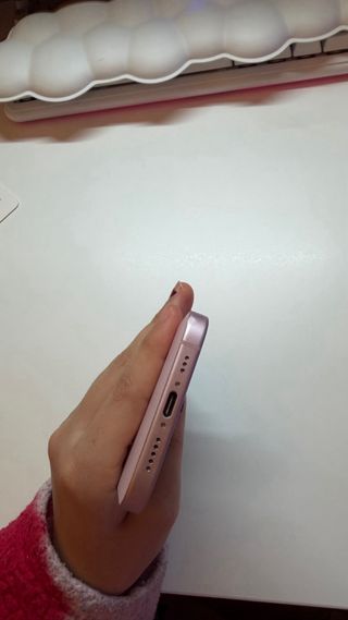 iPhone 15 Rosa 128GB - 84% Batería caja y cargador