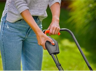 Gardena PowerMax 30/18V P4A Set Cortacésped a Batería