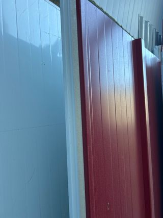 Panel sánwich rojo y blanco