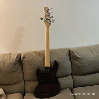 Bajo Marcus Miller V7 5 cuerdas