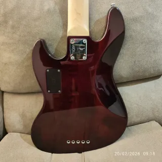 Bajo Marcus Miller V7 5 cuerdas