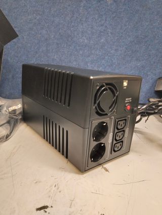 SAI Conceptronic ZEUS04EM 2200VA UPS Compacto 1320W