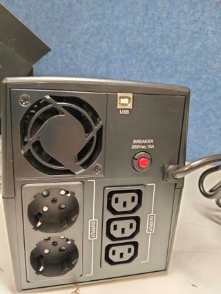 SAI Conceptronic ZEUS04EM 2200VA UPS Compacto 1320W