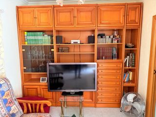 Mueble de salón de madera y cristal