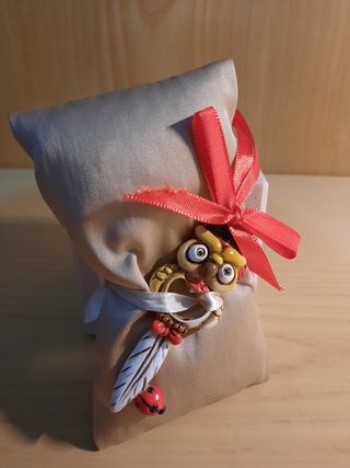 Figurina gufo con piuma e coccinella