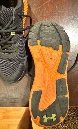 Zapatillas Under Armour Negras y Naranjas