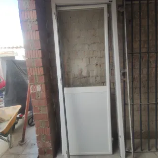 Puerta de aluminio con cristal.