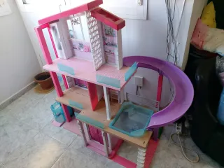 Casa de muñecas Barbie con tobogán y piscina