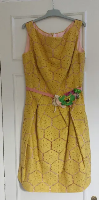 Vestido de fiesta amarillo con flores