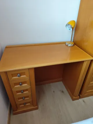 Escritorio de madera con cajones
