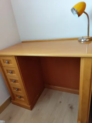 Escritorio de madera con cajones