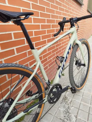 Bici gravel Giant Revolt t.M con DT Swiss G1800