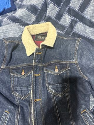Chaqueta vaquera Guess con borreguito